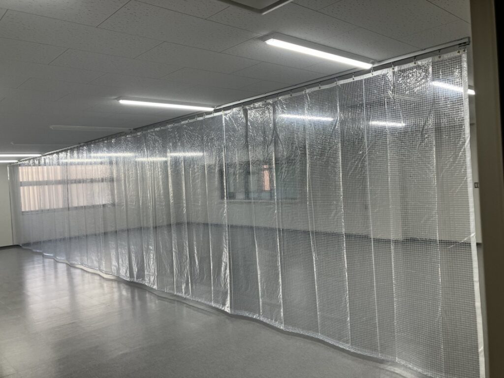 糸入透明ビニールデルマ550A 室内でカーテンレールを使用し取付