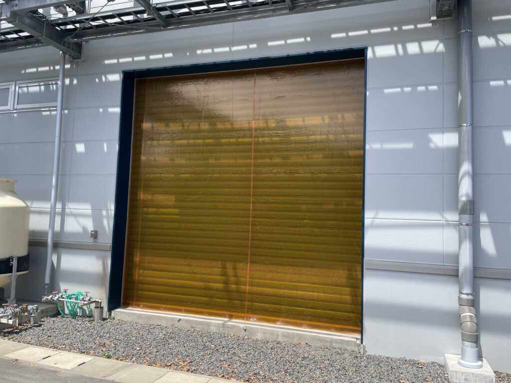 糸入透明ビニールデルマ350B2 シャッター前の全面に設置されている写真
