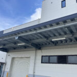 倉庫の鉄骨庇下に設置した鳩よけ防鳥ネットの施工事例 シャッター上部の鳥害対策