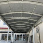渡り廊下の屋根裏全体に設置した防鳥ネット